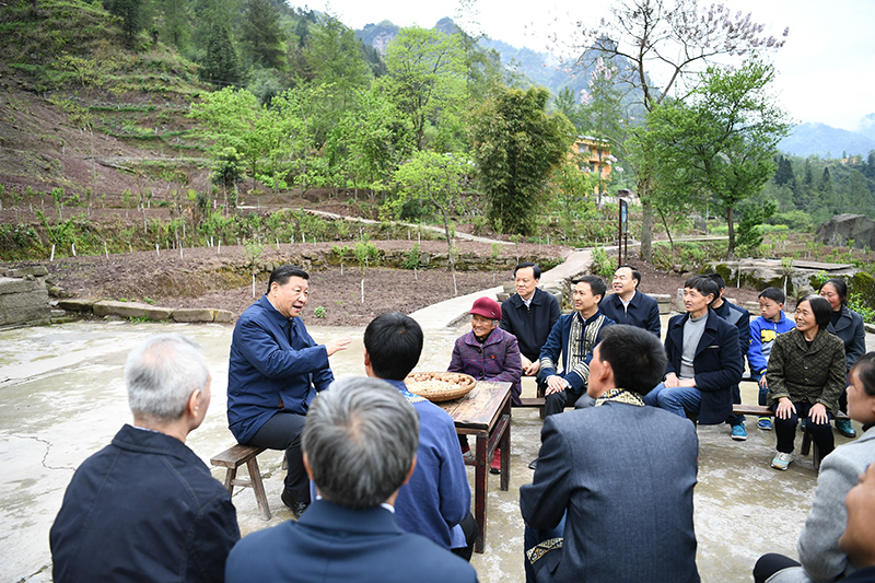 2019年4月15日，習(xí)近平總書記在重慶石柱土家族自治縣中益鄉(xiāng)華溪村同村民代表、基層干部、扶貧干部、鄉(xiāng)村醫(yī)生等圍坐在一起，共話脫貧攻堅。