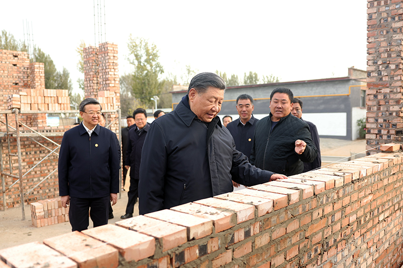 2023年11月10日，習(xí)近平總書記在河北保定涿州市刁窩鎮(zhèn)萬全莊村房屋重建施工現(xiàn)場考察。